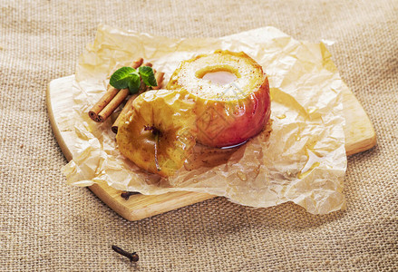 苹果用蜂蜜和肉桂烤在粗麻布上背景图片