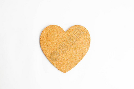 一个由浅棕色纸板制成的心脏形状图片