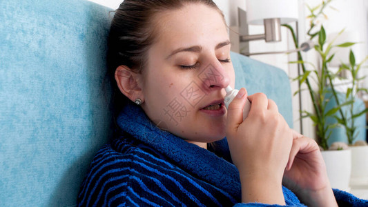 女病人用鼻涕喷雾在鼻子里被冷图片