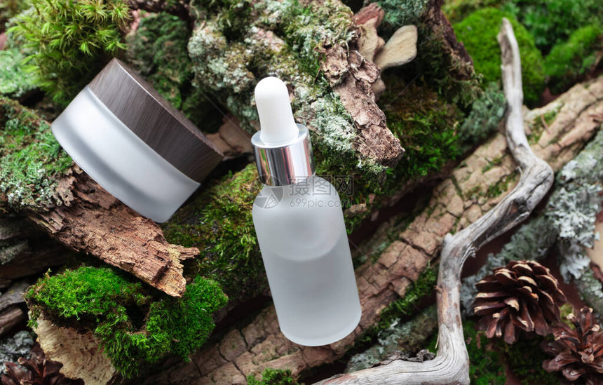 森林背景上带吸管和面部或眼霜的血清瓶概念生物有机美容产品与天然提取物生态化妆品透明护图片
