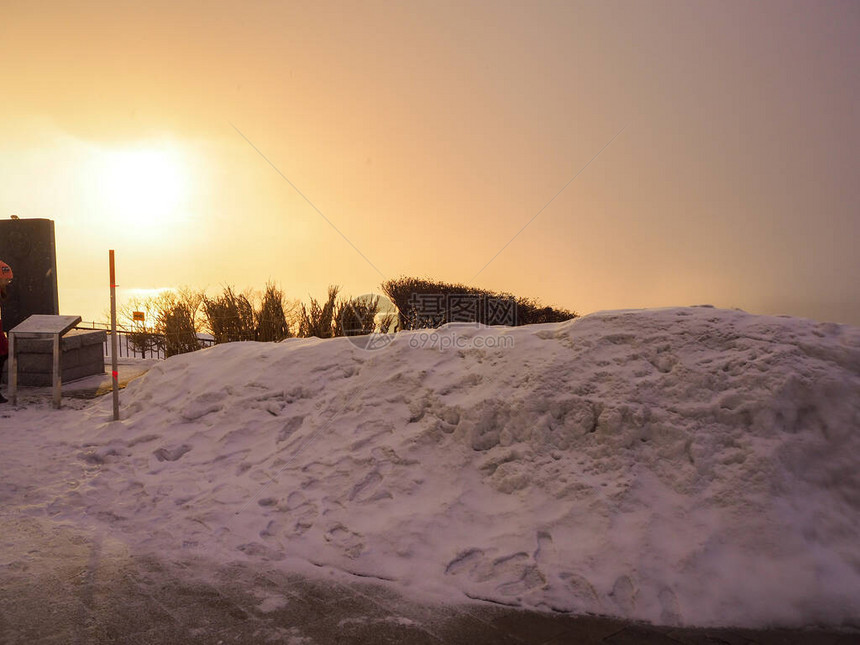 来收集日出的访客是冬季的自然太阳图片