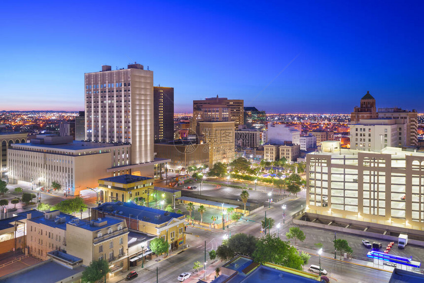 德克萨斯州埃尔帕索美国市中心天线在黄昏与墨西哥华图片
