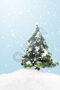雪人用圣诞树做假雪复制蓝图片