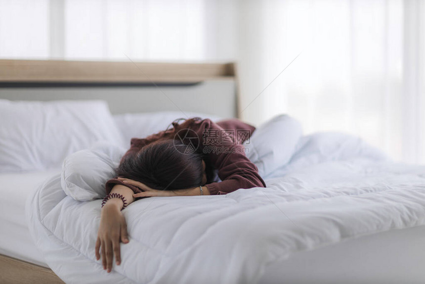 亚洲女人睡得像宿醉一样或者从在卧室的床上精疲力尽图片