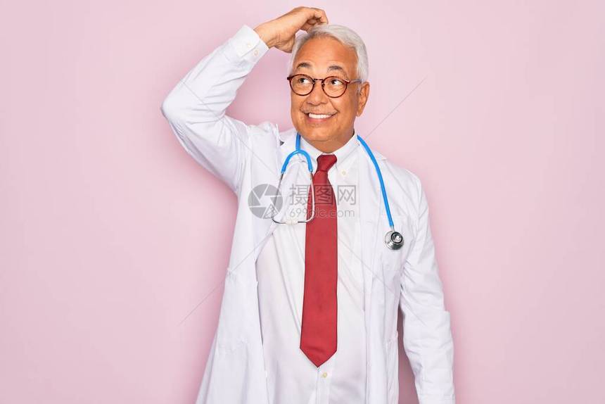 中年白发老医生戴着听诊器和专业医用外套图片