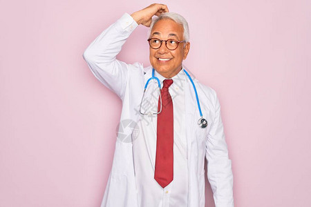 中年白发老医生戴着听诊器和专业医用外套图片