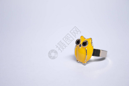 金环上面有黄猫头鹰首饰和配件概念孤立图片