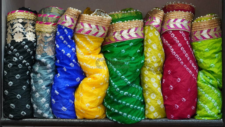 在印度的一家布商店出售的传统拉贾斯坦邦服饰材料五颜六色的焦特布尔艺街摊Bandhej或Bandhani广泛用于古吉拉特邦和拉贾斯图片