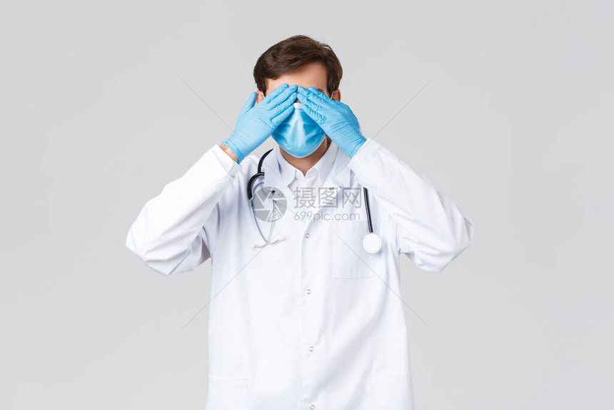 医院医护人员covid19治疗理念医生穿着磨砂医用口罩和手套图片