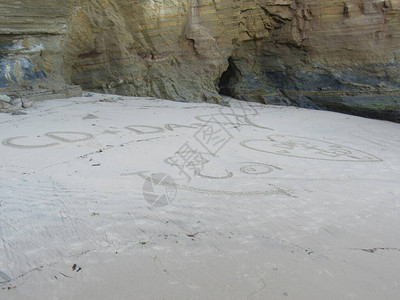 在加州圣地亚哥日落克里夫斯海滩的沙滩上画出微笑的脸心图片