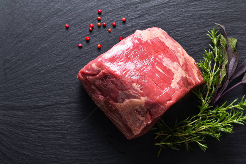 食品概念有机的全片原生圆牛肉排图片