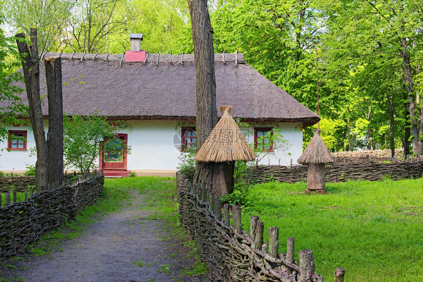 养蜂人古老黏土房子风景如画的风景花园里有几个老蜂箱古代乌克兰历图片