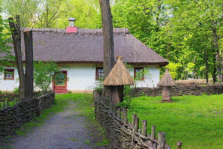 养蜂人古老黏土房子风景如画的风景花园里有几个老蜂箱古代乌克兰历图片