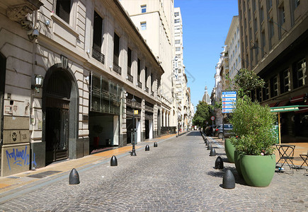 南美阿根廷布宜诺斯艾利斯市中心狭窄的街道图片