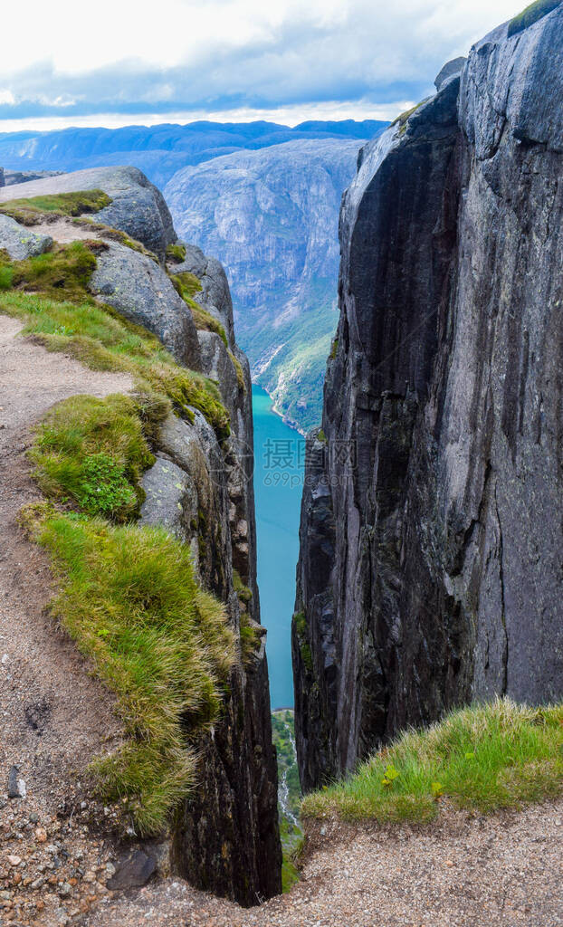 通过两个984米高的悬崖之间的缝隙可以看到Lysefjorden图片