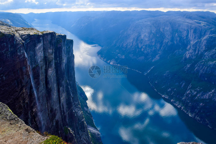 Lysefjorden的美丽山地景观图片