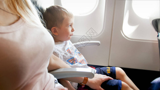 小男孩第一次坐飞机前会感到害怕图片