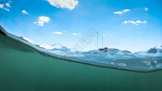 海面上游艇的水下图像高清图片