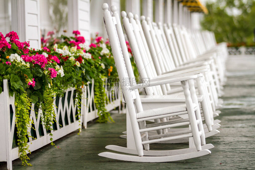 在长波奇的几张白摇椅上等着你来享受去麦基纳克图片