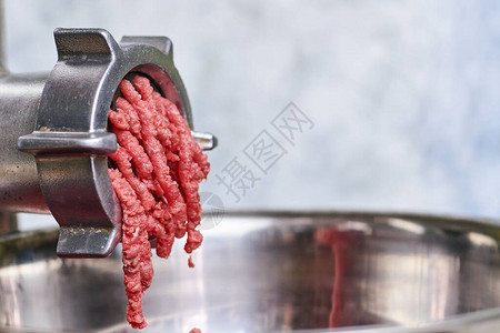 电动肉研磨机消化肉的厨房工具研磨肉类制作食品原图片