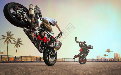 摩托骑手在摩托车上做特技图片
