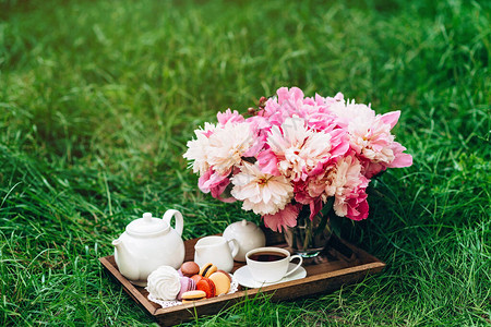 牡丹花瓶茶壶和茶杯图片