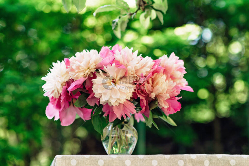 在夏季户外的桌子上花瓶里装着一束粉红色浪漫花朵柔软的选图片