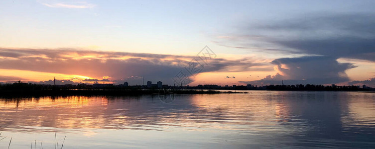 伏尔加河上美丽的日落图片