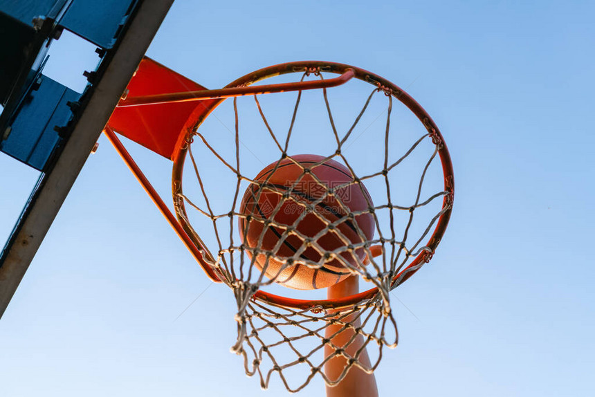 街头篮球扣篮大赛球落入篮筐的特写都市青年游戏成功得分图片