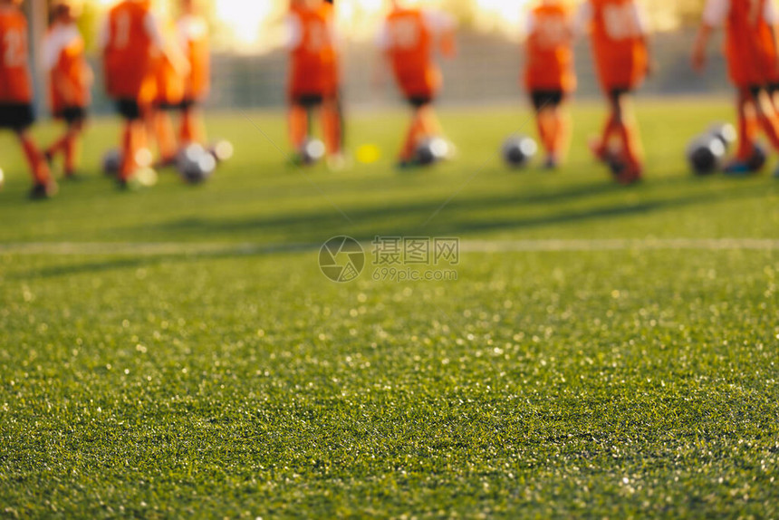 儿童足球训练课程男孩在球场上训练足球背图片