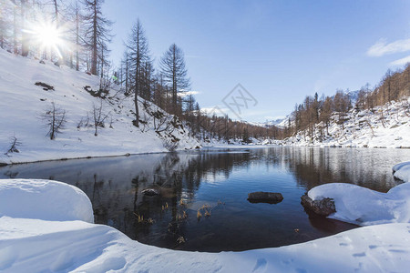 双奥之城意大利皮埃蒙特安蒂戈里奥山谷AlpeDevero的Crampiolo附近的小湖被称为LagodelleS背景