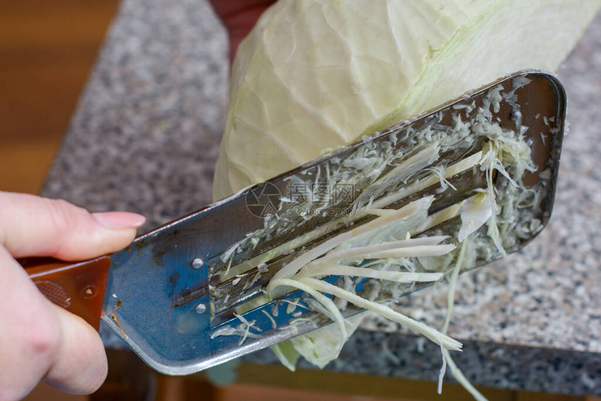 切菜卷心菜和蔬菜横切用刀的图片