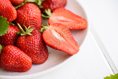 有叶子的新鲜多汁草莓草莓果图片