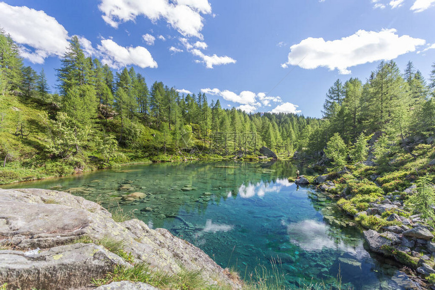 意大利皮埃蒙特安蒂戈里奥山谷AlpeDevero的Crampiolo附近的小湖被称为LagodelleS图片