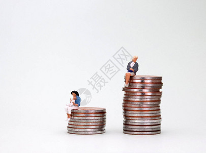 育儿对女工资的不当影响的概念图片