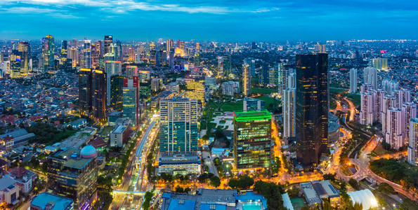 雅加达中央商业区黄昏蓝色时段的空中景象背景图片