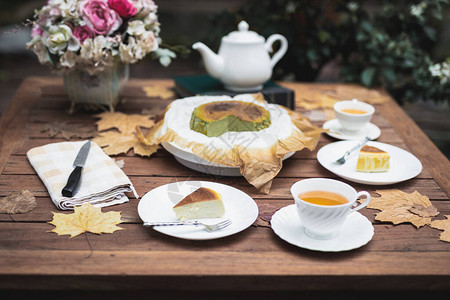 下午茶烤芝士蛋糕和茶杯木图片