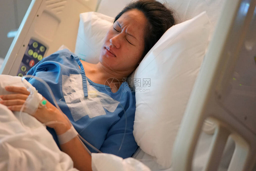 睡在医院床上的亚裔女病图片