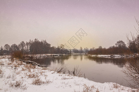 波利西亚河上降雪时的冬季景观图片