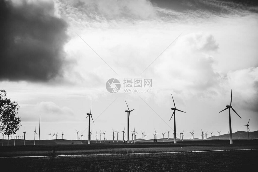 黑白风景与风力涡轮机和云图片