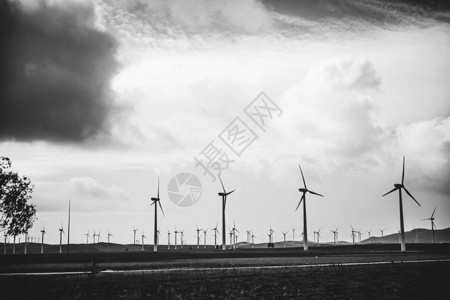 黑白风景与风力涡轮机和云图片