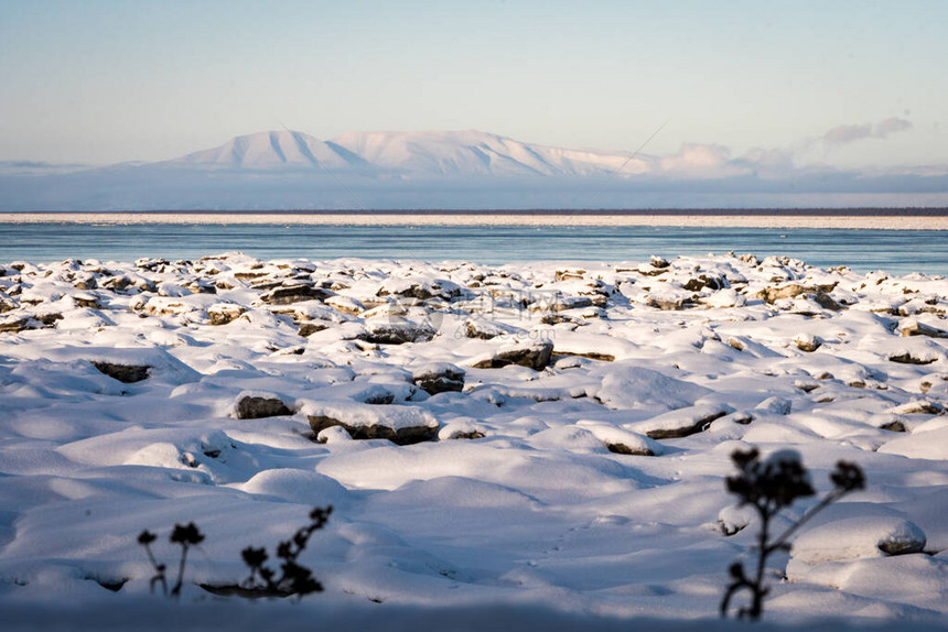 沿着阿拉斯加安克雷奇的托尼诺尔斯海岸步道从地震公园拍摄的雪山和冰冻的克尼臂的美丽冬季景观被雪覆盖浮冰融化在沃伦图片