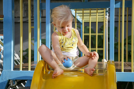 幻灯片上活跃的蹒跚学步的女孩子在户外游乐场玩耍儿童的健康夏季活动孩子在学校或幼儿图片