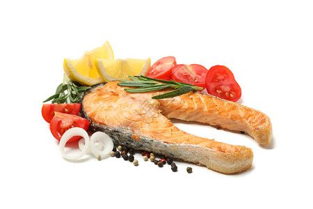 美味的烤三文鱼和白色背景中的成分图片