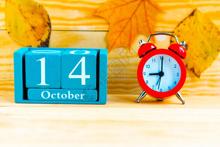 十月四日蓝方日历月日期和闹钟图片