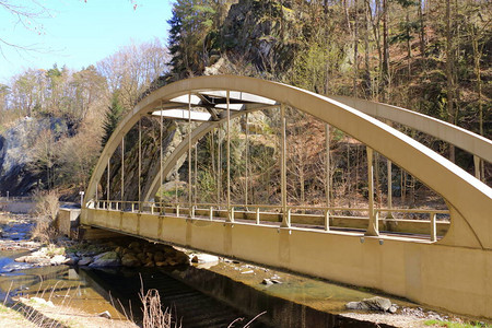 一座小的老生锈的钢火车栈桥高清图片