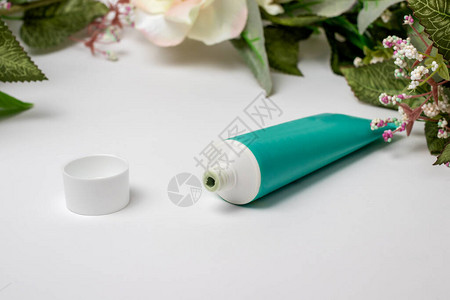 牙膏在白色背景的塑料管中牙科护理图片