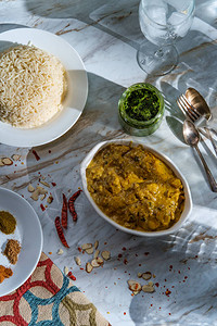 美味的印度杏仁鸡肉咖喱晚餐图片