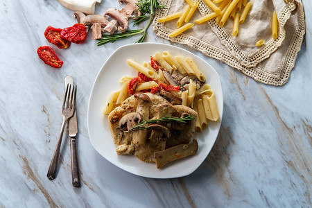 意大利奶油鸡马萨拉与King牡蛎蘑菇和日晒西红柿服务图片