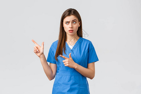 持怀疑态度和不确定的护士或医生穿着蓝色的衣服图片